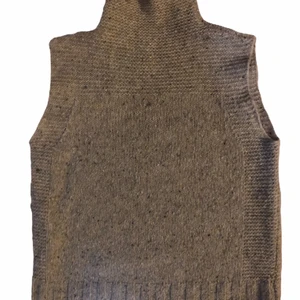 Stickad väst - Superfin stickad beige väst i topp skick. Är i strl 42 men sitter även superfint på mig som är i strl 34/small