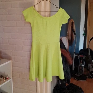 Oanvänd neon tennis klänning  - Neon,lyser även under blacklight/discolysen. Stretchigt material och One size men passas xs till medium är ej för kort bak. 