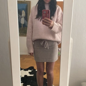 beige kjol - beige kjol från boohoo i storlek 36 me rosett grejs 