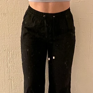 Linnebyxor - Säljer dessa svarta linnebyxor/ tygbyxor från noisy may i storlek 36❤️‍🔥 endast använda en gång, nypris 449 kr. Mitt pris 300kr, köpare står för frakt