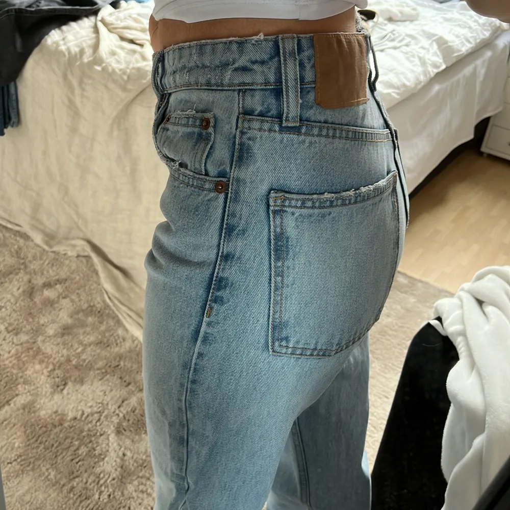Sjukt fina jeans från zara i deras mid rise modell! Jag är ca 170. Frakten ligger på 66kr🤍🤍. Jeans & Byxor.