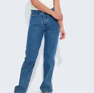 Säljer ett par straight mörkblåa jeans i strl 25 dvs xs. Säljer pga att de it kmr till användning har använt typ 4 ggr och de är som nya. Pris diskuteras men säljer ganska billigt. Nypris: 600kr
