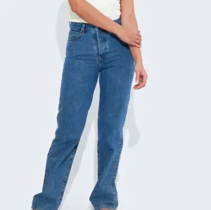 straight jeans - Säljer ett par straight mörkblåa jeans i strl 25 dvs xs. Säljer pga att de it kmr till användning har använt typ 4 ggr och de är som nya. Pris diskuteras men säljer ganska billigt. Nypris: 600kr