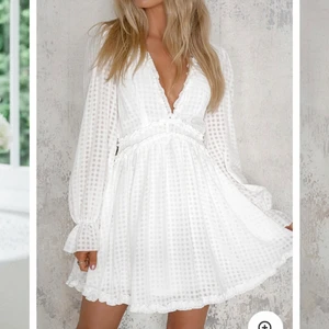 Dennis maglić - klänning slutsåld!! Diskutera pris  - Hej jag säljer min klänning som jag hade tänkt o ha. Den va super fin men inte riktigt min stil. Har den i strl S. Original pris 799kr. Skriv till mig om jag ska skicka bilder på den! Först till kvarn!