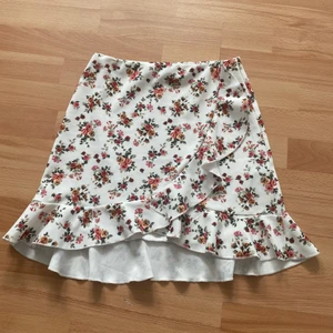 Kjol - Jättesöt kjol från nelly, lite längre där bak