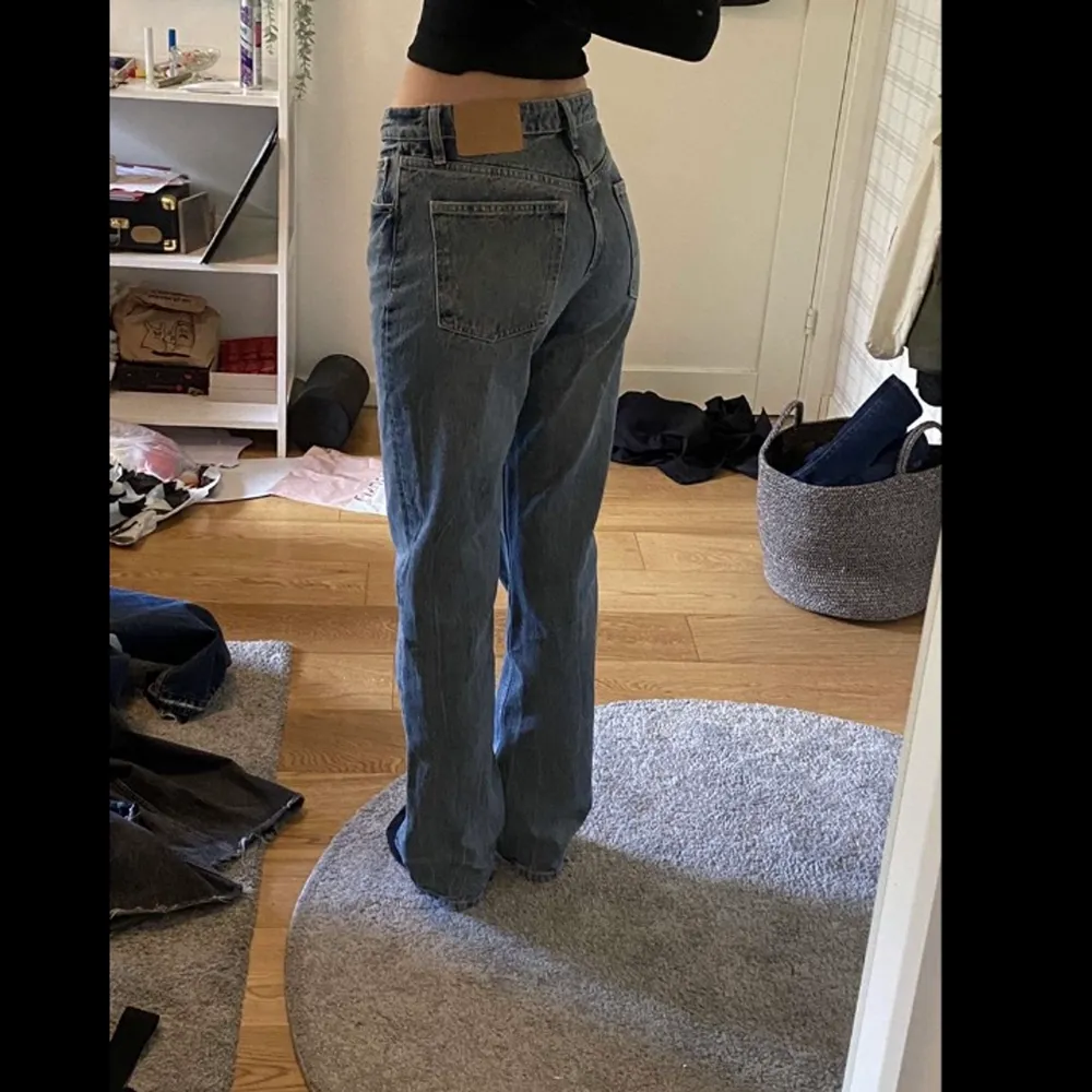 Mid waits jeans från zara i storlek 38. Jag är 176 och har storlek S/36 de är alltså lite små i storlek. nypris 359 säljer för 250❤️ köparen står för frakt . Jeans & Byxor.