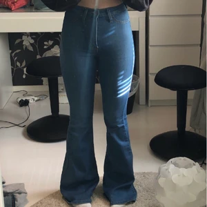 Jeans  - Säljer ett par skit snygga populära utsvängda jeans från fashionnova i storlek 0. Det är ganska konstiga storlekar på den sidan men de sitter jätte bra på mig förutom att de är för långa och det är därför jag säljer de men man kan ju gå till skräddare och sy upp de. Jag är 161/162 cm lång och förutom att de är för långa sitter de bra och jag har vanligtvis S i byxor. 
