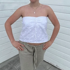 Off shoulder linne - Trendigt linne som jag syr själv och syr efter beställning, på mig är det en s, andra storlekar går också att få om så önskas. Det är även möjligt i andra färger (svart, smutsrosa) går även att få det som en klänning men då tillkommer en extra kostnad☺️