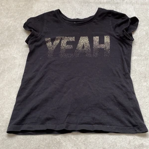 T-shirt  - Det är en svart tröja av bomull som står med gult YEAH super fin till Tjol 