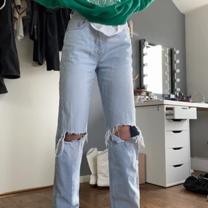 Perfekt jeans ginatricot - Säljer mina perfekt jeans från Gina Tricot på grunda av att dem blivit försmå. Bra skick och så bekväma. Köpta förra sommaren. 💕