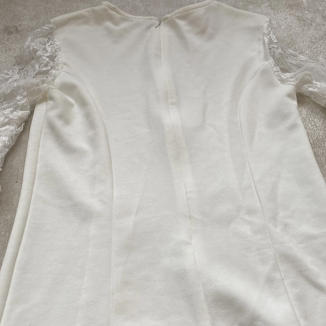En fin vitt klänning  - 91