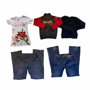 style bundle - y2k  - Style bundle 2!!            I den här får du 5 plagg:              vit tight edhardy t-shirt (s)      -      vintage röd zip up (m)        -   svart långärmad tight tröja med fluff (xs)      -  cargo byxor raka/bootcut och lågmidjade (27?)     -    mörkblå lågmidjade bootcut jenas (29?)                        frakt tillkommer 