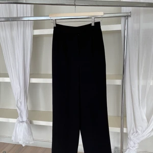 Svarta byxor  - NA-KD storlek 34 