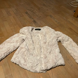 Jacka  - Bara använd ett par gånger inget fel på den säljs pågrund av att jag inte använder den mer 