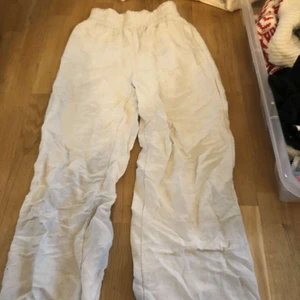 Beiga linnebyxor - Ett par beiga linnebyxor ifrån hm st xs