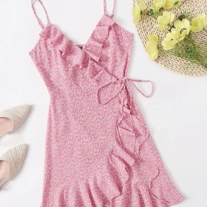 Klänning - Säljer denna så fina klänning från shein som dessvärre inte kommer till användning, jätte svalkande i tyget! 