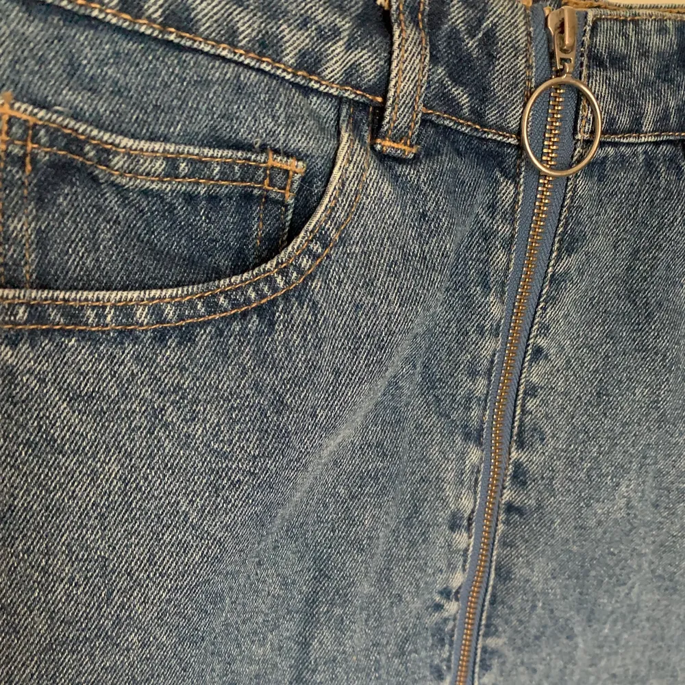 Superfin jeanskjol från Bik Bok 🌸 den är i bra skick, strl 38 🌸 bild 2 visar mest rättvis färg 🌸. Kjolar.