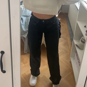 Svarta jeans - Säljer dessa par bershka jeans då jag inte använder de. Bra skick och använd några gånger. 