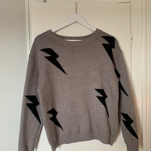 Stickad tröja med blixtar⚡️ - Superfin helt oanvänd stickad tröja från shein! Superbra skick och så skön👌🏼💕