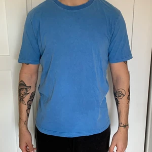 Blå Weekday t-shirt - Fin blå tisha från weekday! Storlek L men passar mig som bär XL vanligtvis. 