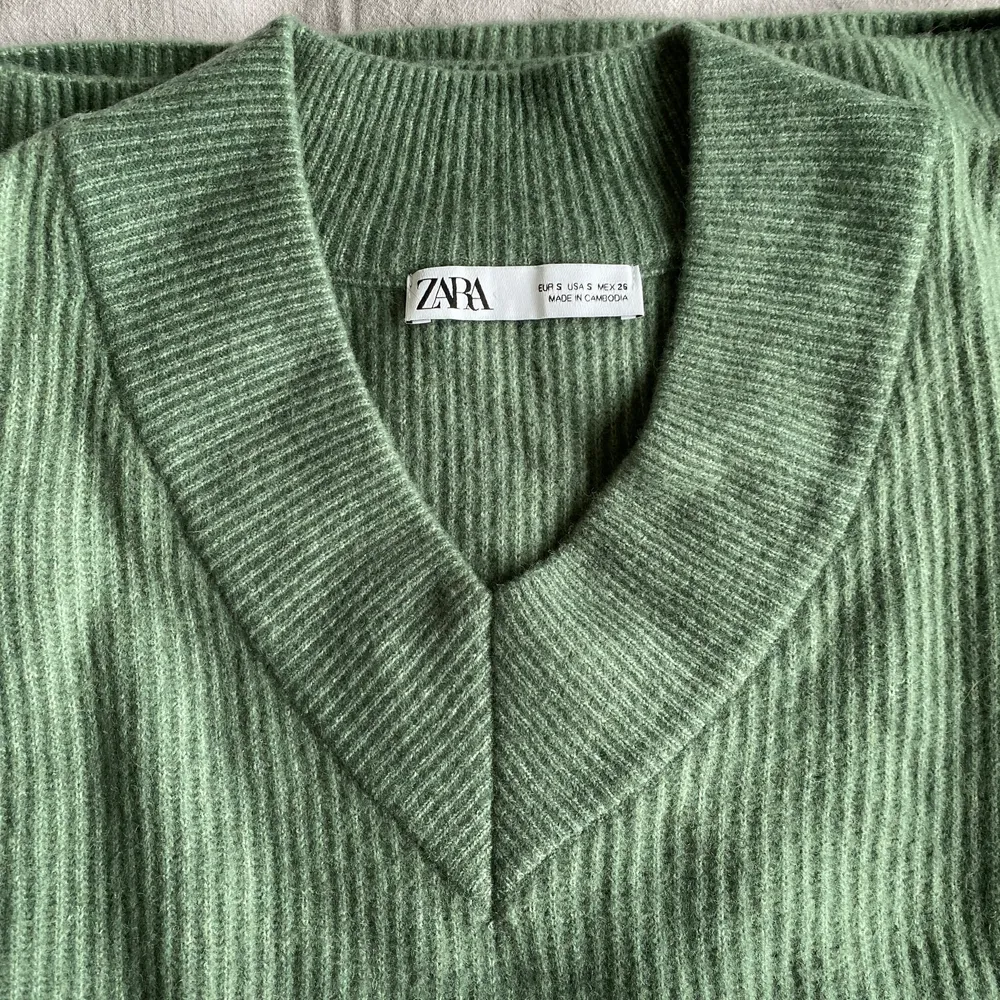 Fin mörkt mintgrön tröja med V-hals från Zara i ullblandning. Den är i perfekt skick, användas bara två gånger. . Tröjor & Koftor.