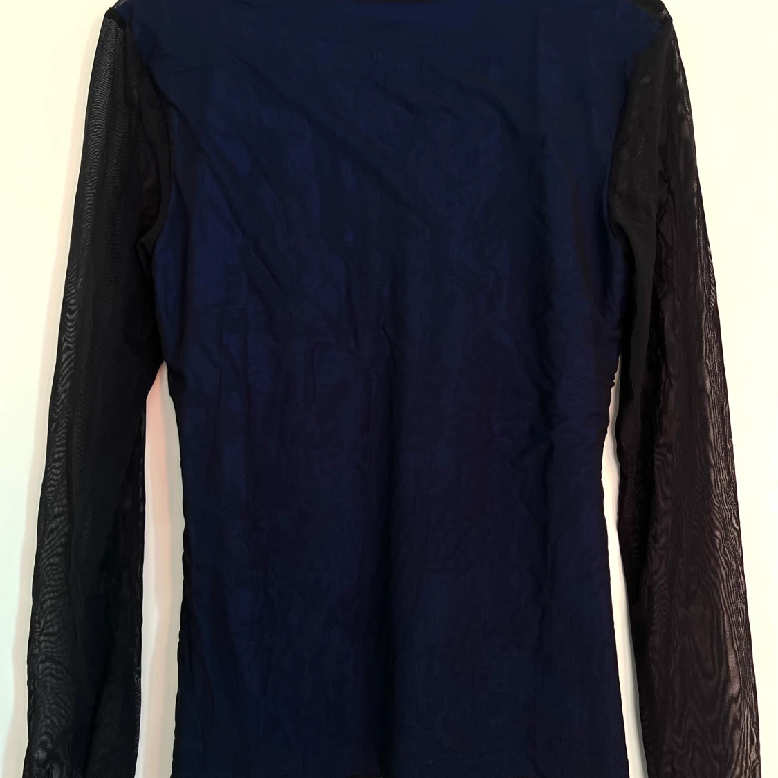 Svart och blå festtröja i mesh  - 90