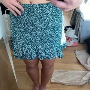 Kjol - Säljer denna suuuperfina sommarkjolen från HM! Storlek M men passar även mig som egentligen är en S! Skriv privat om ni är intresserade💚💚