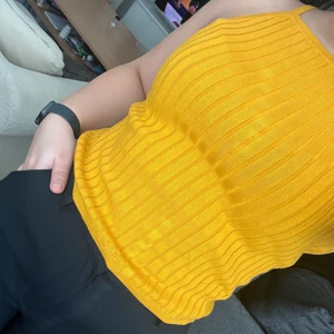 Senapsgul linne - Senapsgul topp i ribbat material. Använd en gång och sitter väldigt skönt. 