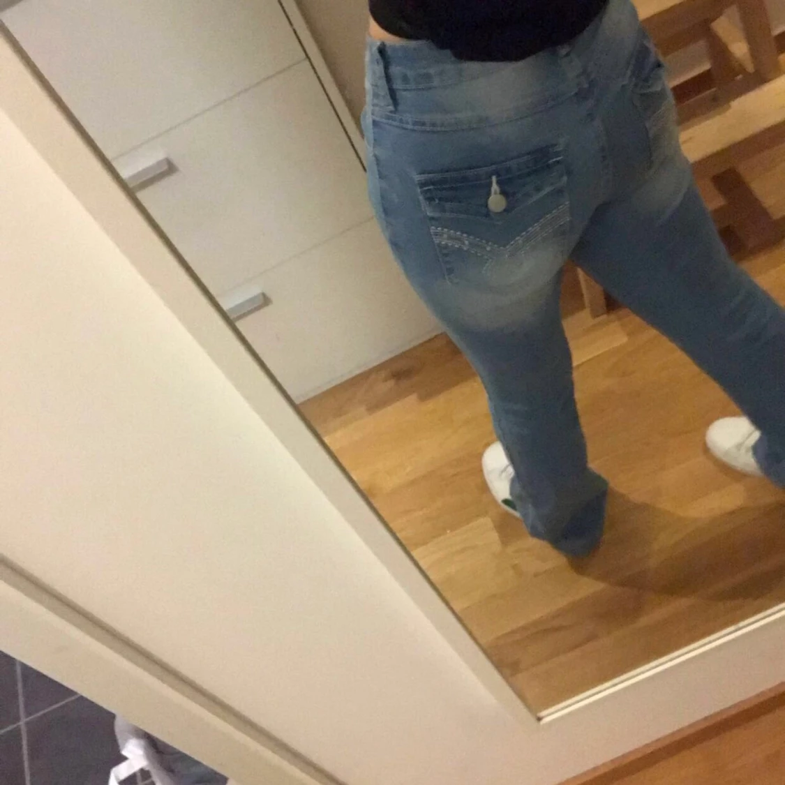 Jeans med knapp, brodyr, små stenar, detaljer - 90