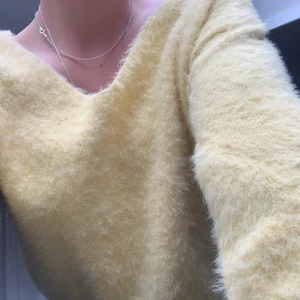 Gul topp - Gul topp från NA-KD i storlek M. Älskar denna men kommer tyvärr inte till användning. Perfekt till sommaren. 