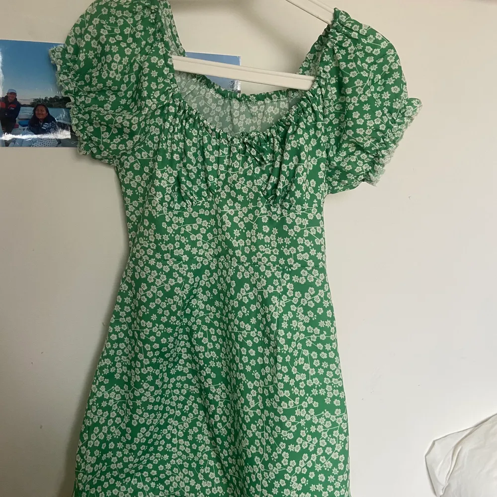 Supersöt grönklänning!!🌸 Klänningen är från shein men jag har sytt om den så att den är mer i min smak!💕💕. Klänningar.