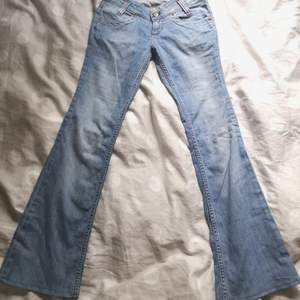 Ett på jättefina lowwaist jeans frpn lee som är för små för mig. Säljer för 300 men om fler är intresserade kan priset bli högre. Skriv om ni har några frågor eller vill ha fler bilder(kan dock inte visa på eftersom de är för små) 😌