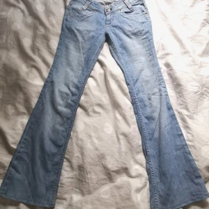 Lowwais wide jeans från Lee - Ett på jättefina lowwaist jeans frpn lee som är för små för mig. Säljer för 300 men om fler är intresserade kan priset bli högre. Skriv om ni har några frågor eller vill ha fler bilder(kan dock inte visa på eftersom de är för små) 😌