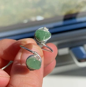 Supersöt ring😍❤️💗 - Dessa kristall ringar är mina absoluta favoriter!🥰🦋 Denna underbara ringen, som ni ser på bilden, är har aventurin chips. Men man får själv välja vilken sorts kristall man vill ha!😍 Det är bara att skriva till mig för bilder på alla jag har. Exempelvis: jordgubbskvarts, rosenkvarts, rarneol, citrin, opalit, ametist mm. Du får även välja mellan guld och silverståltråd🤩🦋💗 OBS. Frakt tillkommer