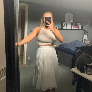 Fin vit kjol - Endast kommit till användning en gång, under min student. Den är otroligt fin och i bra kvalité, tyvärr är den lite för liten i midjan för mig. Mina midjemått finns i profilen! Annars är den i nyskick.