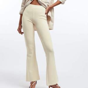 Utsvängda trousers från Gina Tricot i färgen ”Ecru”. Aldrig använda, prislappen är kvar!💘
