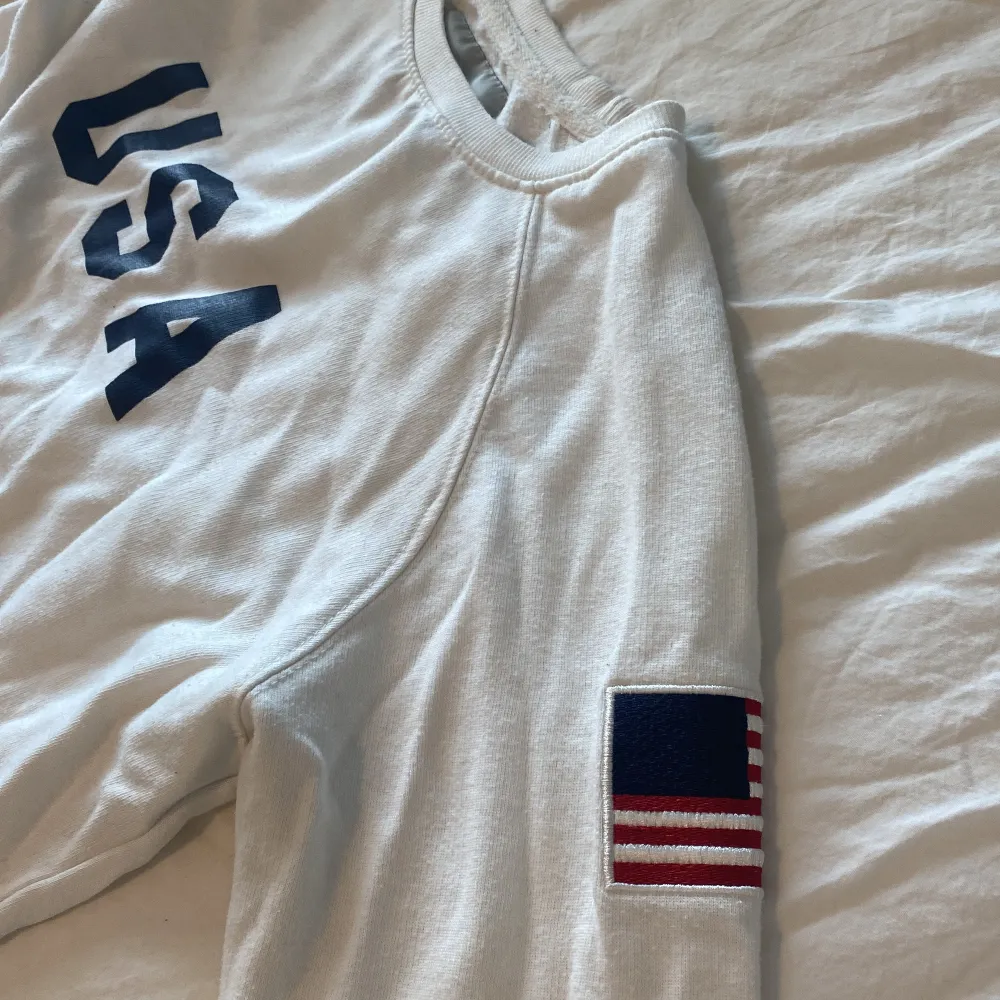 Helt oanvänd sweatshirt från lager 157. USA flagga på armen. Står usa på bröstkorgen. Hoodies.