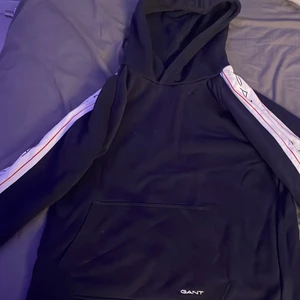 Gant hoodie - Gant hoodie som inte är så använd. Skick 8/10 Storlek 158-164 Köparen står för frakt!!