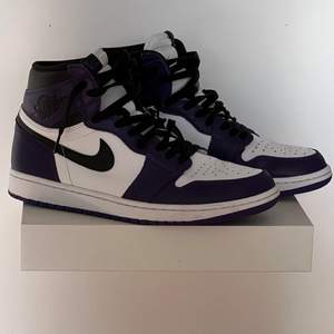 Hej! Säljer nu mina Jordan 1 high court purple då jag köpte de i våras och använts några gånger bara, finns lite skrap märken på de lila partierna då man måste lysa med en ficklampa för att kunna se de så inget mer visuellt.  Mvh Qvintus Östlund