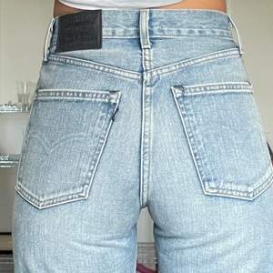 Levi’s raka jeans i modellen column jeans (made & crafted) med slits, strl 24/30. Använd väldigt få gånger så bra skick!  Frakt tillkommer 🌟
