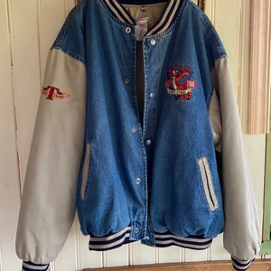 Vintage Disney Varsity Jacka - Riktigt fin Vintage jacka, väldigt heavyweight och något vadderad på insidan så den passar för olika årstider, fint skick förutom något blekt på ena armen kan skicka bild vid förfrågan. Köparen betalar för frakt, rökfritt hem.