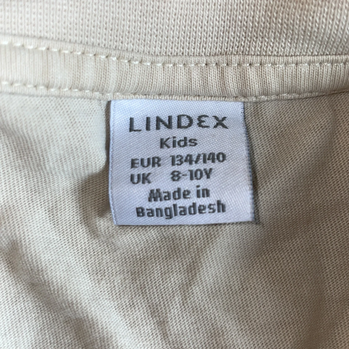 t-shirt med en drake på - 90