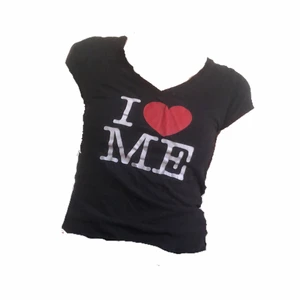 svart T-shirt med tryck - söt svart t-shirt med tryck<3 passform i första bilden, stretchiga tyg. har ett fåtal knappt märkbara hål (sista bilden). Dma vid frågor, frakt tillkommer på 39 kr! :)
