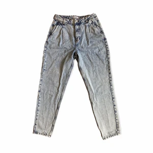 Ljusgråblåa jeans - Ett par fina jeans från NA-KD i fint skick. För fler bilder eller mått kontakta mig :) Frakt sker via PostNord spårbart 66 kr 📦