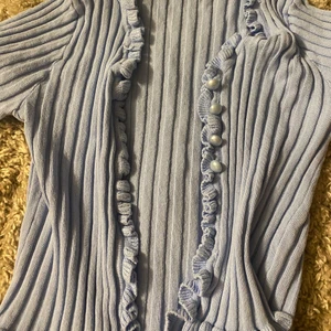 Topp - En söt topp , vet inte riktigt storleken men skulle säga att de är en Xs/s. Bra skick.