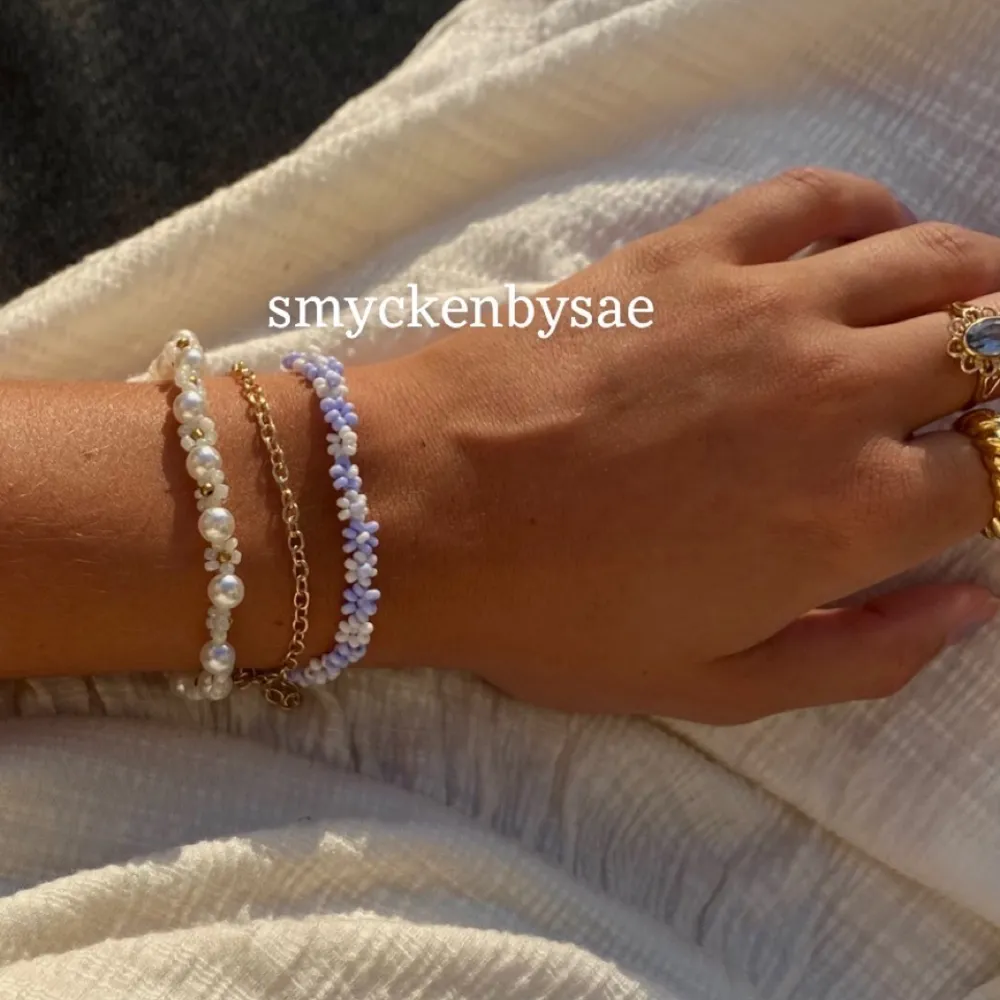 Vi säljer jättefina egengjorda smycken perfekta till sommaren!🌸 Armband  39-69kr, halsband 69-169kr, ring 15-25kr🌸🌸 Köp 5 saker och få gratis frakt, annars ligger frakten på 13kr, tryck inte köp direkt!❤️. Accessoarer.