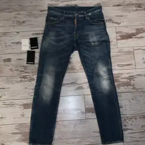 Ett par stilrena dsquared2 jeans storlek 42. Säljer dom för har växt ur dom. nypris 4200kr säljer dom för 1000kr Kan gå med på bud, köparen står för frakten.