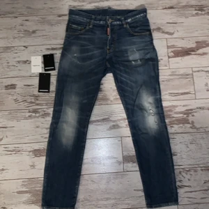 Dsquared2 jeans  - Ett par stilrena dsquared2 jeans storlek 42. Säljer dom för har växt ur dom. nypris 4200kr säljer dom för 1000kr Kan gå med på bud, köparen står för frakten.