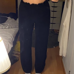 Byxor med knappar - Sköna byxor med knappar längst sidorna. 