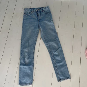 Blåa jeans - Sköna blåa jeans från monki🌟 lite utslitna i rumpan men annars prima skick❤️